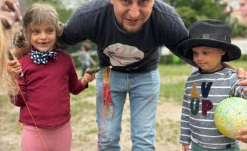 Tato Wandy i Henia jest organizatorem festiwalu OFCA - on sam zna również cyrkowe sztuczki!