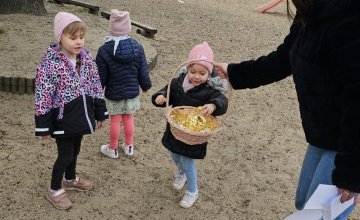 Wielkanocne szukanie pisaniek w grupie V